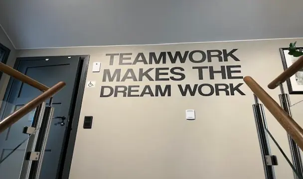 Bild från BT Ventilation AB:s kontor där det står teamwork makes the dream work